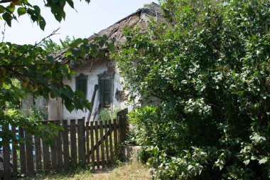 Köydeki eski Ukrayna köylü evi.