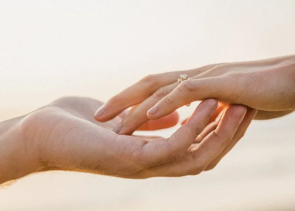 Nişan yüzüklü elleri