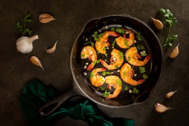 a cast iron skillet with gilled shrimp