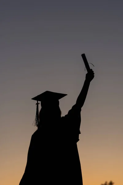 Αποφοίτηση Τελειόφοιτος Γιορτάζει Ηλιοβασίλεμα — Φωτογραφία Αρχείου