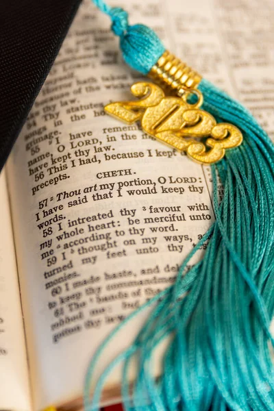 Μια Φούντα Αποφοίτησης 2023 Μια Ανοιχτή Βίβλο — Φωτογραφία Αρχείου