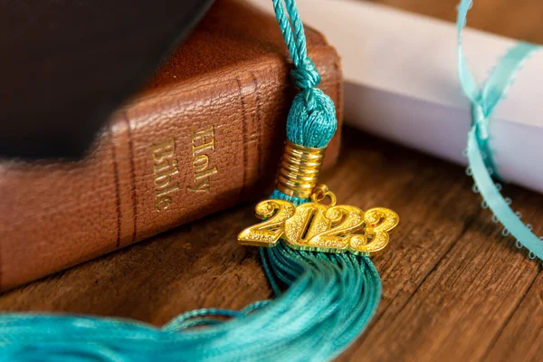 Ένα Φούντα Αποφοίτησης 2023 Μια Βίβλο Καπέλο — Φωτογραφία Αρχείου