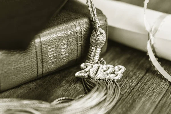 2023年の卒業式で帽子をかぶった聖書には — ストック写真