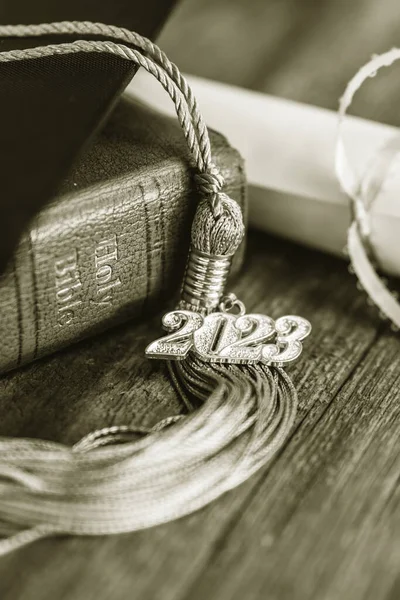 Ένα Φούντα Αποφοίτησης 2023 Μια Βίβλο Καπέλο — Φωτογραφία Αρχείου