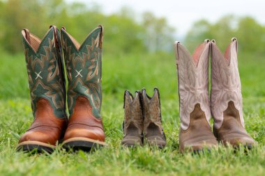 Bir kovboy çizmesi ailesi, babam, annem ve bebek botları.