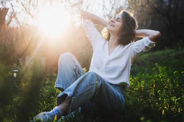 Happy Pretty Young Cheerful Woman Sitting Grass Enjoying Sunny Spring — Stock fotografie