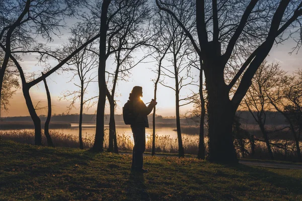 Kobieta Fotograf Aparatem Ręku Plecakiem Stojącym Wiosennym Lesie — Zdjęcie stockowe