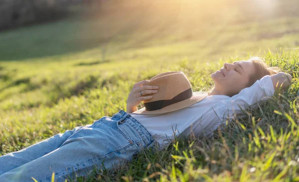 Dreamy Young Beautiful Woman Hat Lying Green Grass Closed Eyes — Fotografia de Stock