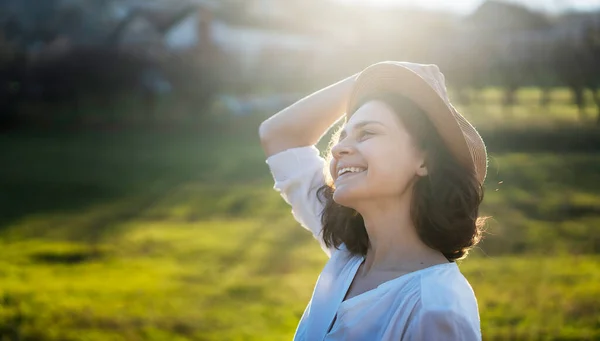 快乐的年轻快乐的女人穿着白衬衫 享受着阳光灿烂的日子 — 图库照片