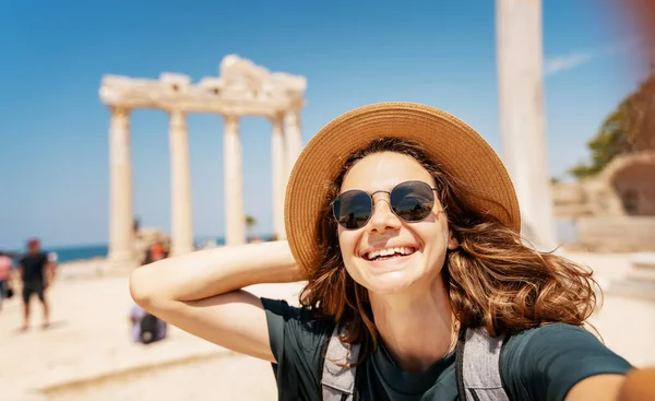 Νεαρή Ενήλικη Χαρούμενη Ευτυχισμένη Γυναίκα Καπέλο Και Λιακάδα Βγάζει Selfie — Φωτογραφία Αρχείου