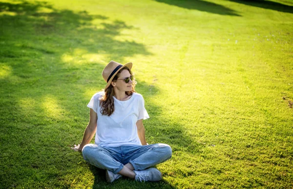 Giovane Donna Allegra Adulto Cappello Soleggiato Relax Mentre Seduto Prato — Foto Stock