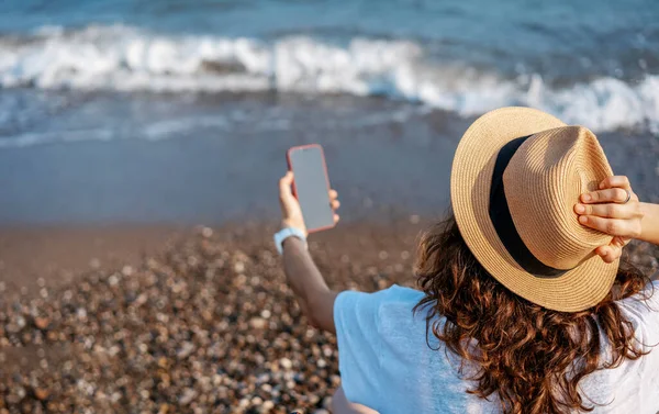 Eine Junge Frau Mit Hut Sitzt Mit Einem Smartphone Der — Stockfoto