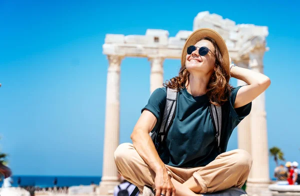 Молода Щаслива Жінка Капелюсі Сонцезахисних Окулярах Сидить Тлі Античних Грецьких — стокове фото