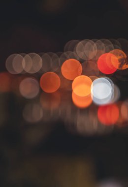 Bulanık gece arkaplanındaki renkli odaklanmış bokeh ışıkları, bokeh odağını kaybetti