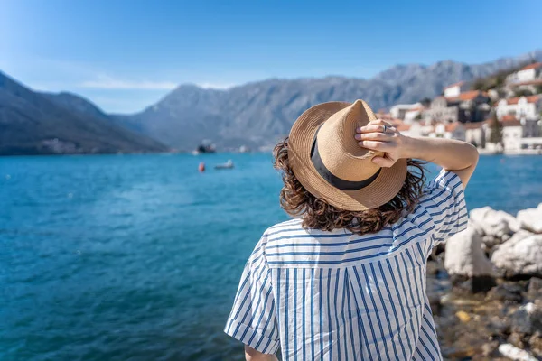 Young Woman Hat Enjoying Summer Vacation Seaside Overlooking Hills — Stock Photo, Image