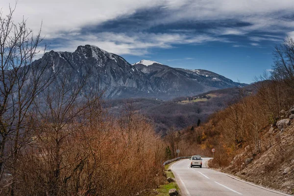 Güzel Dağ Manzarası Dağların Tepelerine Bakan Boş Bir Yolda Beyaz — Stok fotoğraf