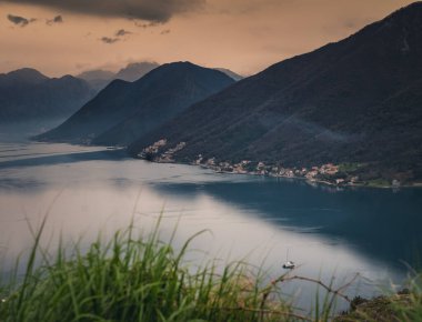 Yükseklerden tepelerin ve Kotor Körfezi 'nin manzarası bulutlu bir havada. güzel atmosferik manzara