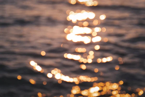 Sonniger Goldener Glanz Auf Der Wasseroberfläche Verschwommener Schöner Abstrakter Hintergrund — Stockfoto