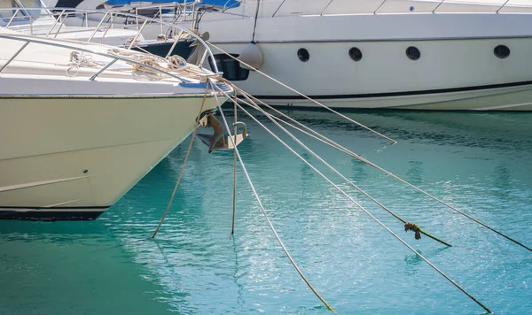 Yachtboot Nase Auf Türkisfarbenem Wasser Mit Kanten Wasser — Stockfoto