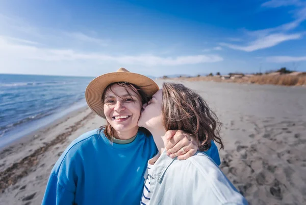 Két Fiatal Leszbikus Pár Barátnők Tengerparton Nyári Vakáció Alatt — Stock Fotó