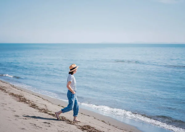 Молодая Счастливая Женщина Шляпе Идет Пустынному Песчаному Пляжу Синем Море — стоковое фото