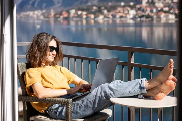 Νεαρή Ευτυχισμένη Γυναίκα Που Χρησιμοποιεί Φορητό Υπολογιστή Ενώ Κάθεται Στο — Φωτογραφία Αρχείου