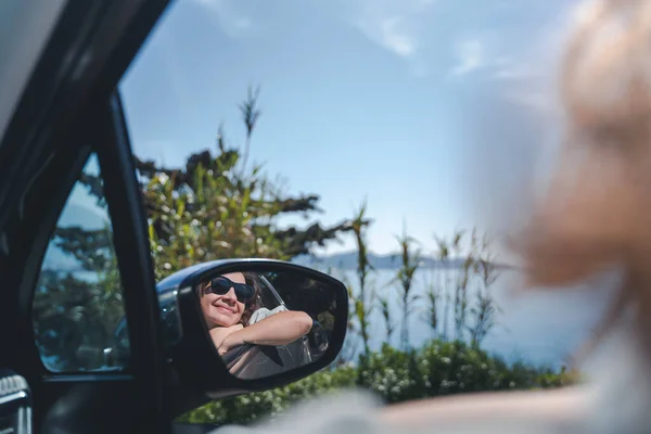 Jovem Alegre Feliz Viajando Mar Carro Retrato Reflexo Espelho Retrovisor — Fotografia de Stock