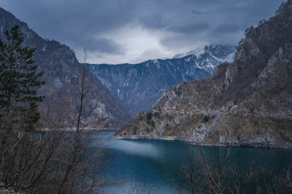 Bela Paisagem Montanhosa Lago Com Água Azul Desfiladeiro Primavera — Fotografia de Stock