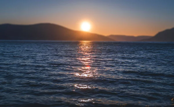 Piękny Zachód Słońca Kula Słońca Zachodząca Wzgórzach Koncentracja Powierzchni Wody — Zdjęcie stockowe