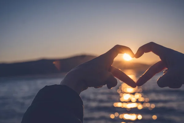 Δάχτυλα Των Γυναικών Κάνουν Σχήμα Καρδιάς Στην Παραλία Ηλιοβασίλεμα Αγάπη — Φωτογραφία Αρχείου