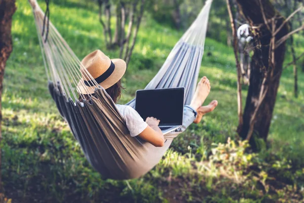 Young Woman Hat Using Laptop While Lying Hammock Summer Garden — Stock Photo, Image