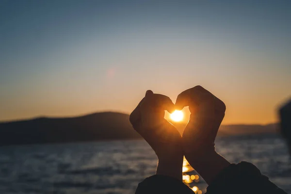 Δάχτυλα Των Γυναικών Κάνουν Σχήμα Καρδιάς Στην Παραλία Ηλιοβασίλεμα Χέρι — Φωτογραφία Αρχείου