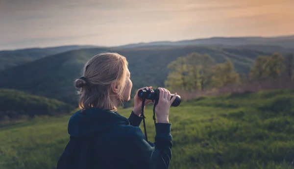Caminante Femenina Está Utilizando Binoculares Para Observación Aves Bosque Verde —  Fotos de Stock