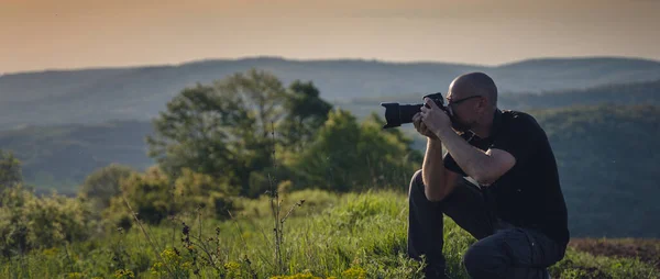 Adult Young Caucasian Male Traveler Professional Photographer Makes Landscape Photo — Stock Photo, Image