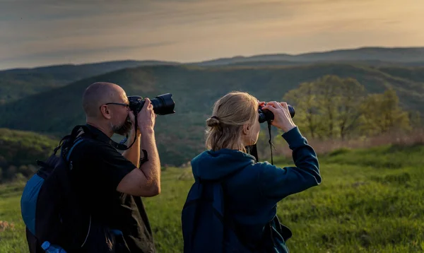 Paar Junger Erwachsener Kaukasischer Wanderer Mit Fotokamera Und Fernglas Beim — Stockfoto