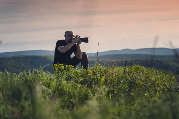 Adult Young Caucasian Male Traveler Professional Photographer Makes Landscape Photo — Stock Photo, Image