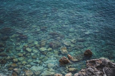 Deniz altyapısı ve dokusu. Şeffaf turkuaz suyla denizin dibini boyladı.