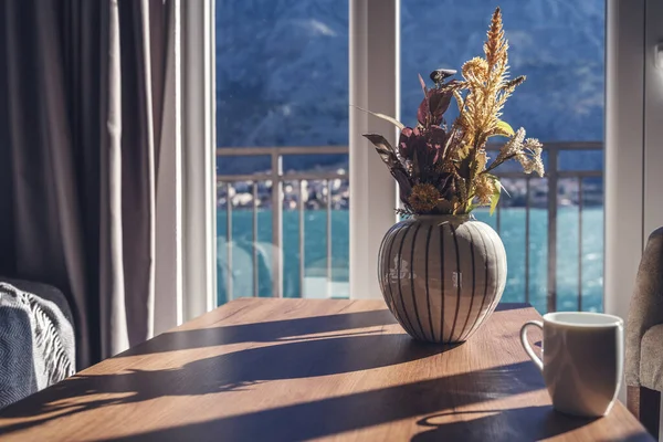 Eine Vase Mit Getrockneten Blumen Auf Einem Holztisch Wohnzimmer Mit — Stockfoto