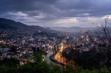Bosna-Hersek 'in başkenti Saraybosna' nın gece manzarası. Güzel şehir gece manzarası, Balkan ülkelerine seyahat