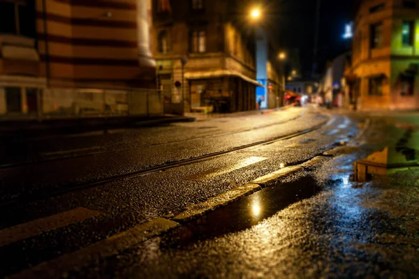夜に雨が降った後の街の通り 提灯や道路からの光 概要都市背景 — ストック写真