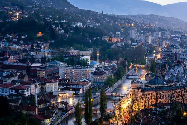 Widok Nocny Sarajewo Stolicę Bośni Hercegowiny Piękny Miejski Krajobraz Nocny — Zdjęcie stockowe