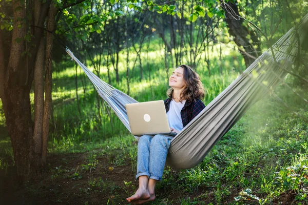 Jonge Vrolijke Dromerige Vrouw Zitten Met Laptop Hangmat Zomer Tuin — Stockfoto