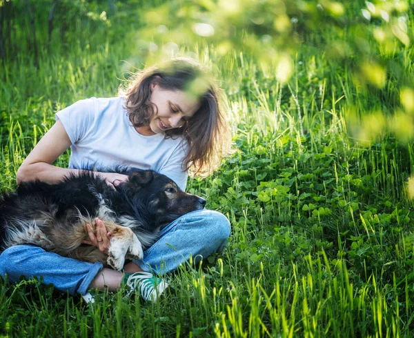 Молодая Веселая Мечтательная Женщина Сидящая Зеленой Траве Собакой Нежно Гладит — стоковое фото