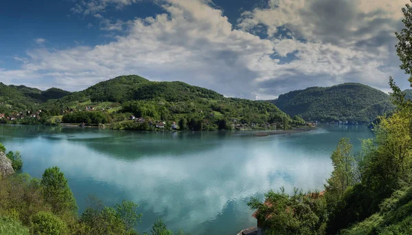夏天的日子里 德里纳河与青山交相辉映 美丽的全景风景 巴尔干的自然美景 — 图库照片