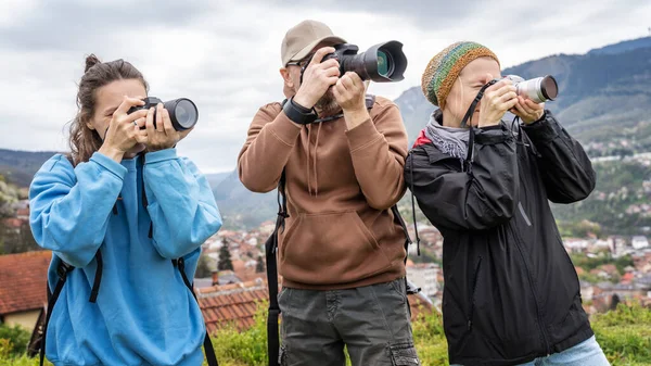 Sekelompok Orang Dewasa Muda Berteman Dengan Kolega Fotografer Profesional Dengan — Stok Foto