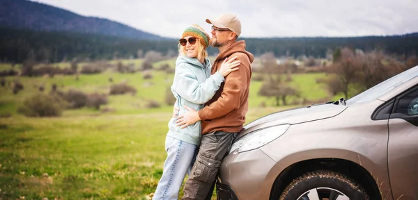 Romântico Casal Meia Idade Abraçando Lado Carros Durante Viagem Carro — Fotografia de Stock