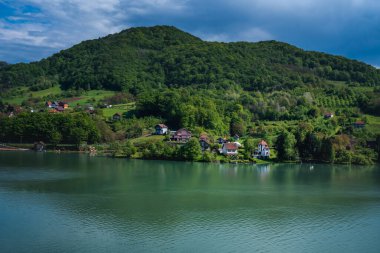 Drina nehri ve yeşil tepeler bir yaz günü. Güzel panoramik manzara fotoğrafı. Balkanlar 'daki doğanın güzelliği