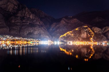 Güzel gece manzarası. Karadağ 'ın Kotor kentinde körfeze yansıyan eski bir kale var. Adriyatik Denizi ve Seyahat