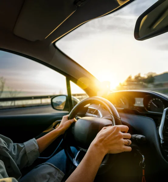 Ženský Ruce Volantu Auta Žena Řídí Auto Při Západu Slunce — Stock fotografie