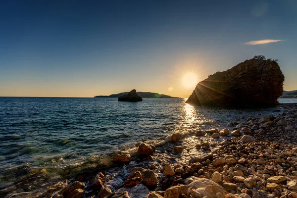 Gün Batımında Kayalarla Kayalık Çakıl Taşlı Deniz Plajı Güneşli Güzel — Stok fotoğraf